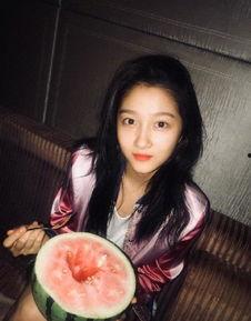 关晓彤娱乐吃瓜图片,揭秘明星幕后生活点滴